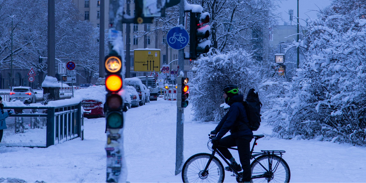 Fahrradfahrer im Schnee in Berlin
