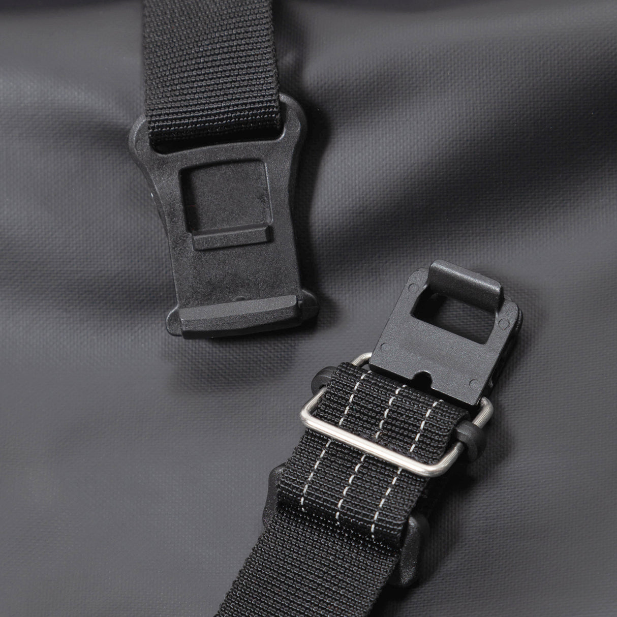 Roll Top 40 L Rucksack - schwarz