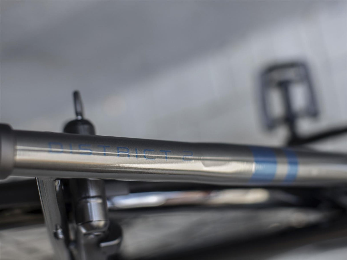 District 2 EQ Lowstep Lithium Grey