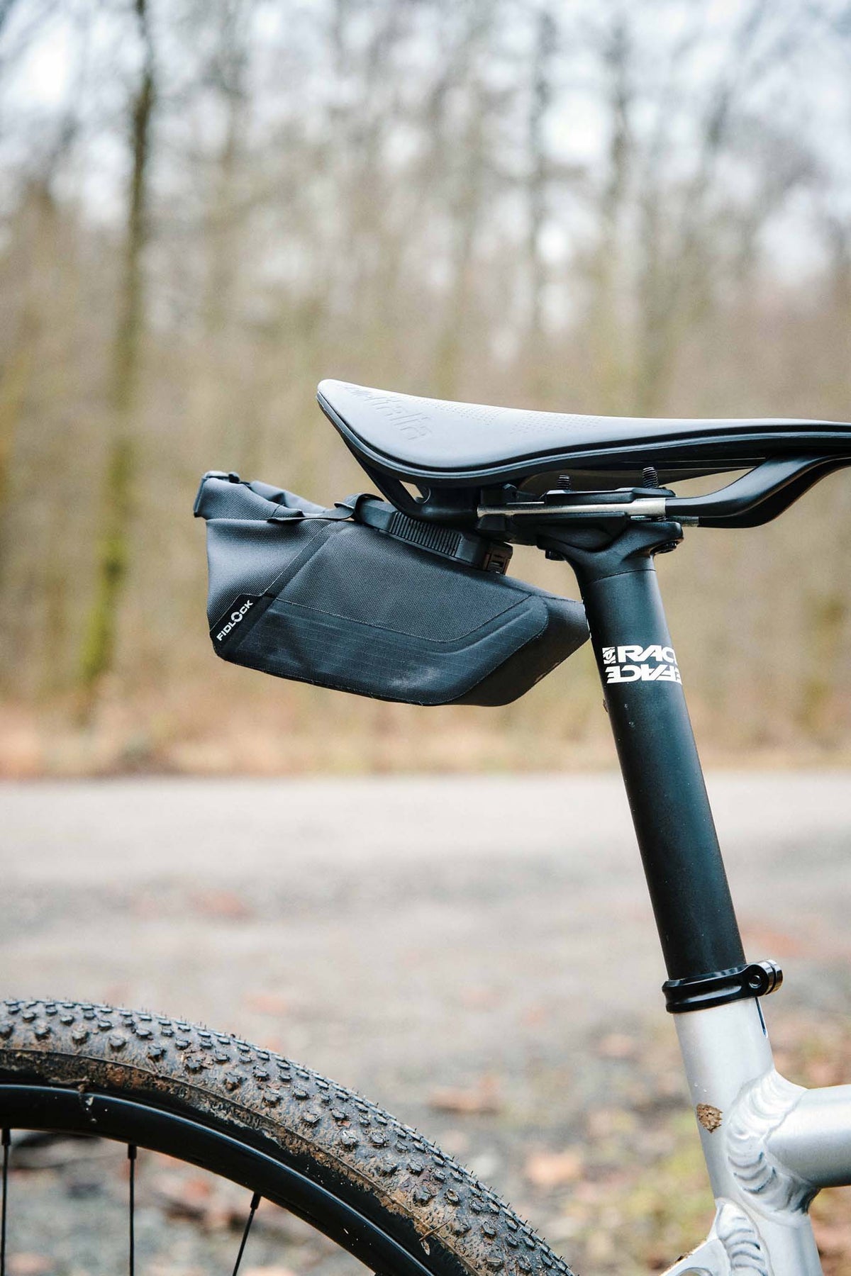 PINCLIP saddle bag S + saddle base, 400ml - black Fidlock