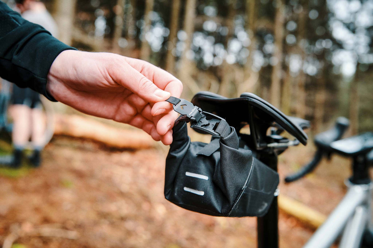 PINCLIP saddle bag S + saddle base, 400ml - black Fidlock