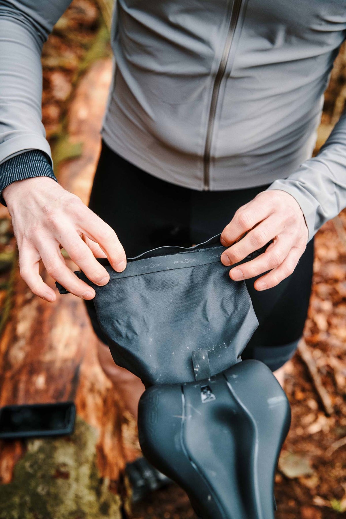 PINCLIP saddle bag M + saddle base, 700ml - black Fidlock