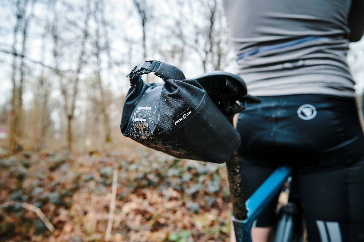 PINCLIP saddle bag M + saddle base, 700ml - black Fidlock