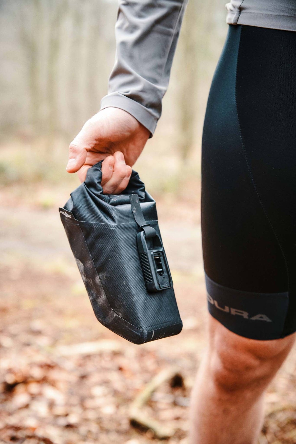 PINCLIP saddle bag M + saddle base, 700ml - black Fidlock