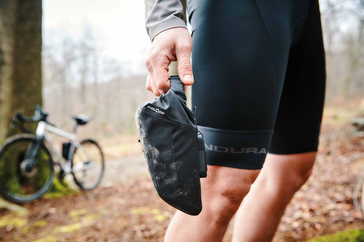 PINCLIP saddle bag M + saddle base, 700ml - black Fidlock