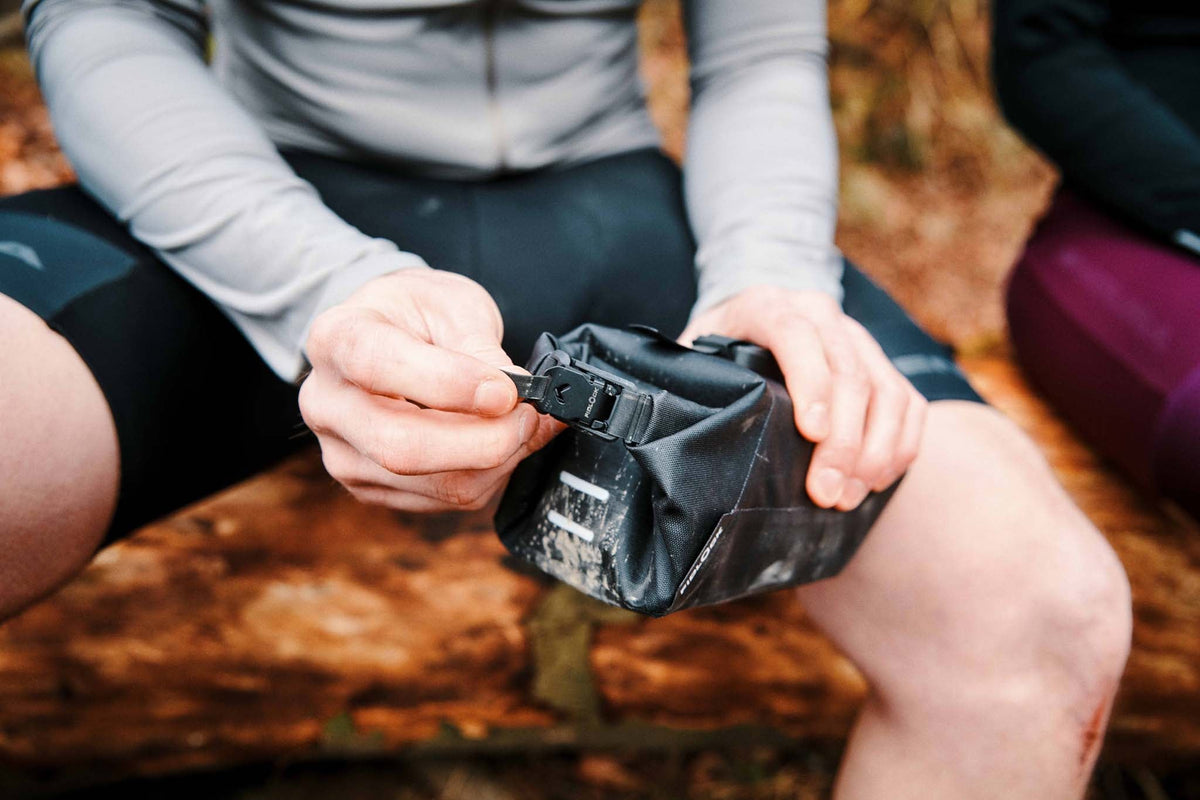 PINCLIP saddle bag M + saddle base, 700ml - black Fidlock