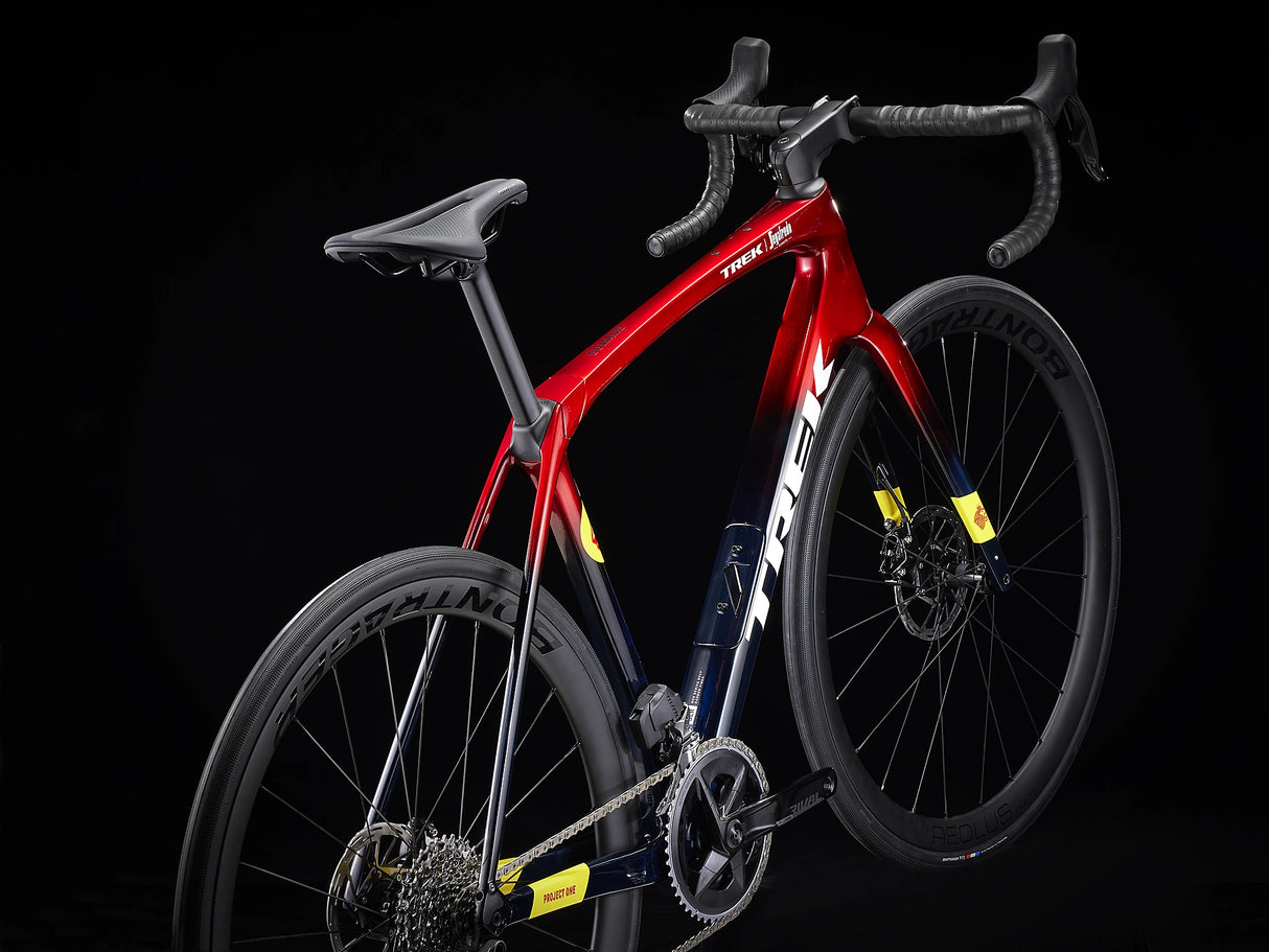 Domane SLR 6 eTap Gen 4 Metallic Red Smoke to Blue Smoke Fade