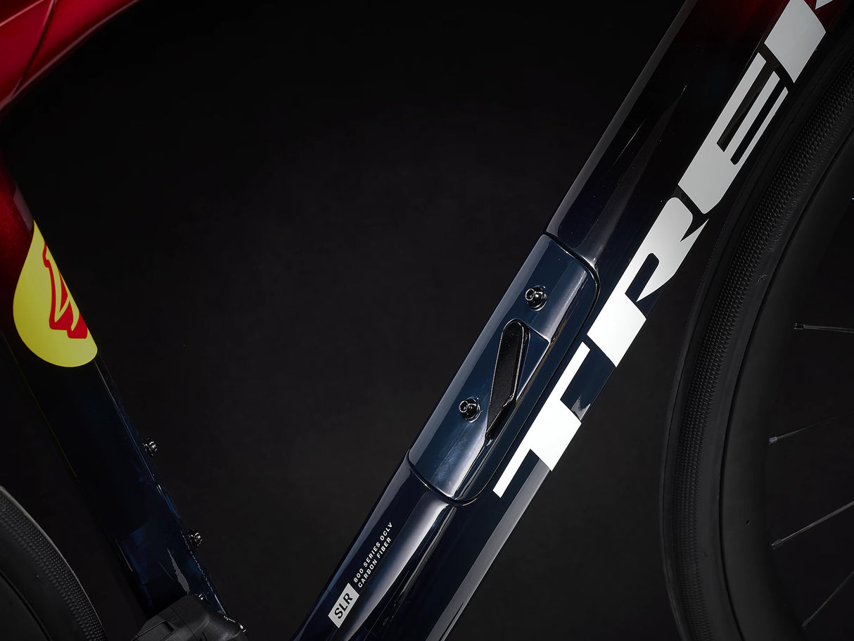 Domane SLR 6 eTap Gen 4 Metallic Red Smoke to Blue Smoke Fade