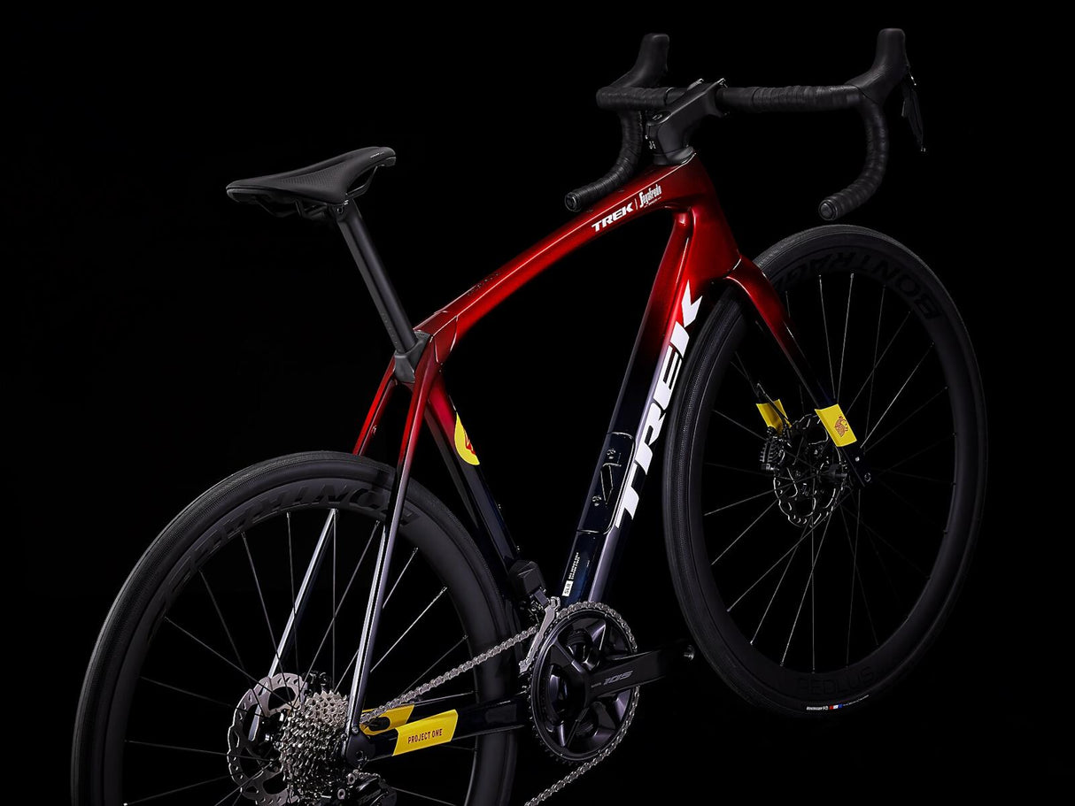 Domane SLR 6 Gen 4 Metallic Red Smoke to Blue Smoke Fade