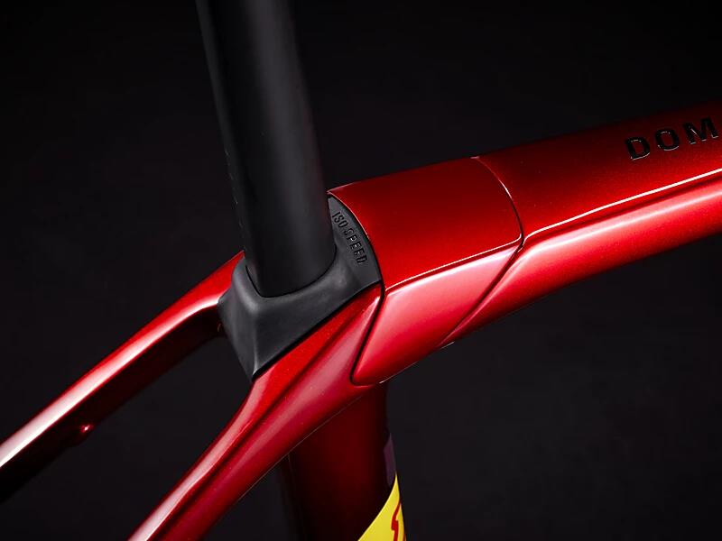 Domane SLR 6 Gen 4 Metallic Red Smoke to Red Carbon Smoke