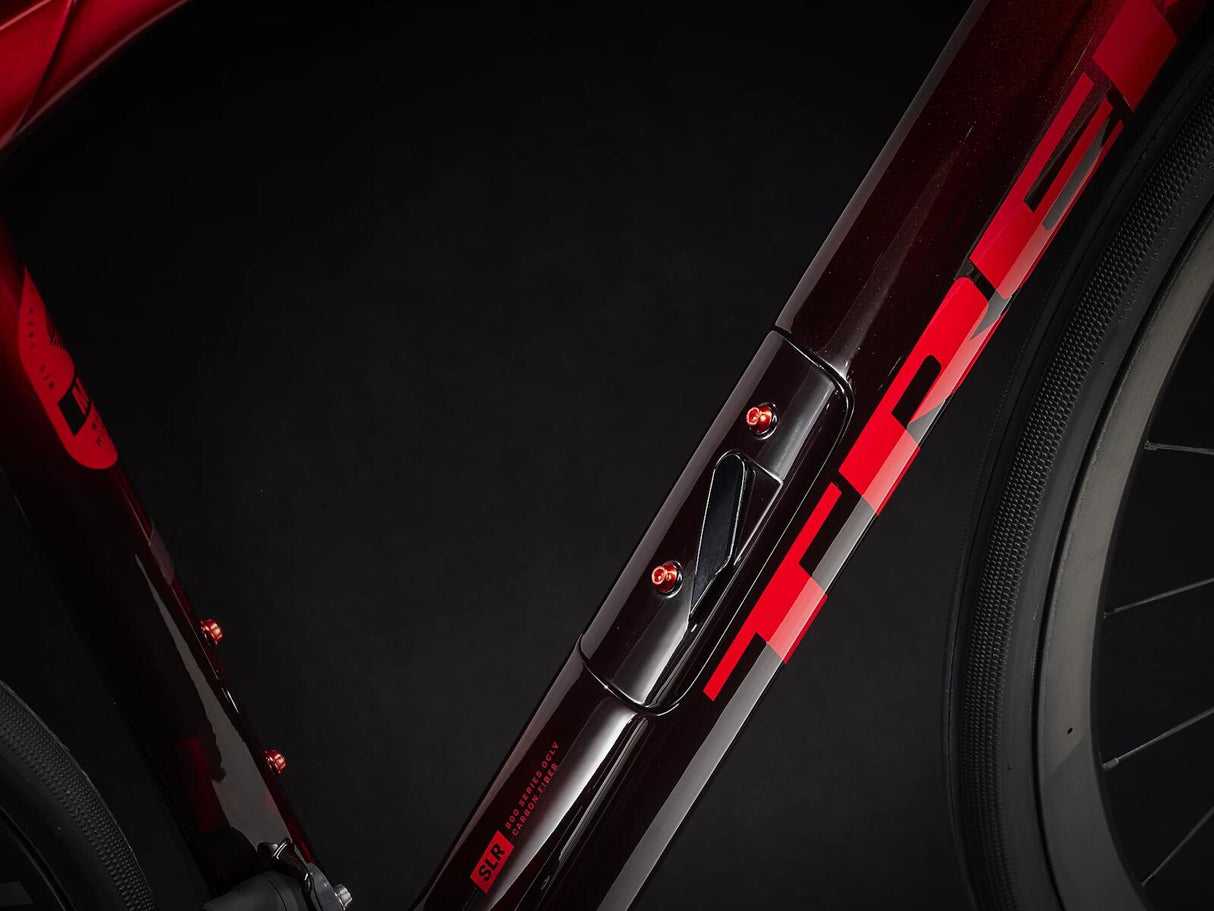 Domane SLR 9 eTap Gen 4 Metallic Red Smoke to Red Carbon Smoke