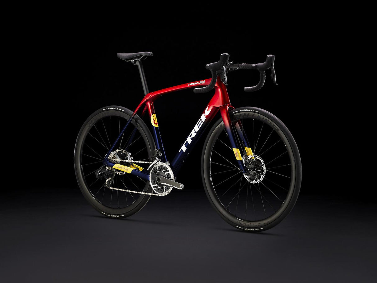 Domane SLR 9 eTap Gen 4 Team Replica:Metallic Red Smoke to Blue Smoke Fade