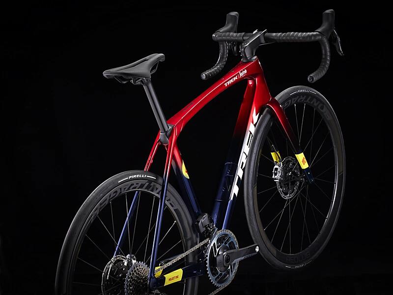 Domane SLR 9 eTap Gen 4 Team Replica:Metallic Red Smoke to Blue Smoke Fade