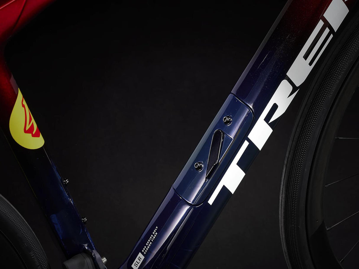 Domane SLR 9 eTap Gen 4 Team Replica:Metallic Red Smoke to Blue Smoke Fade