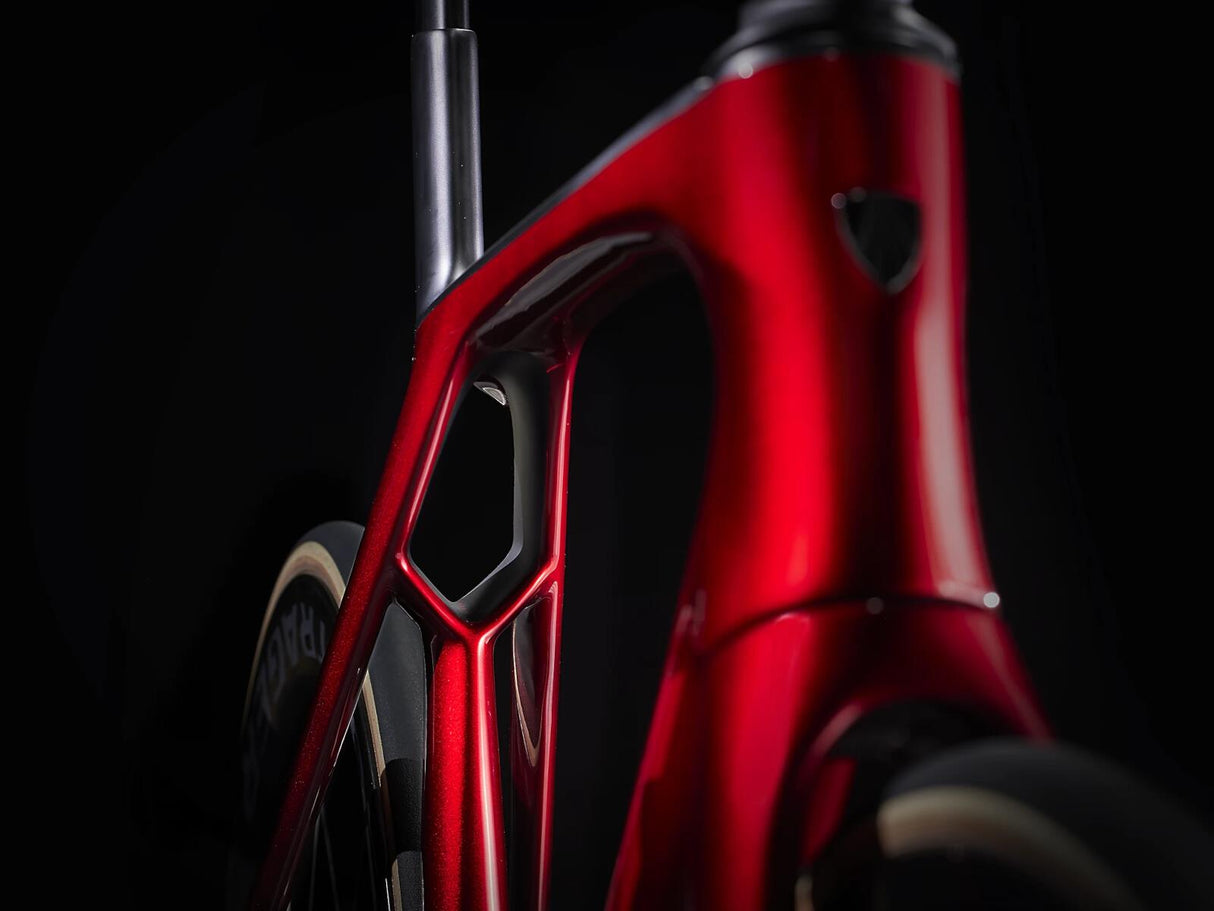 Madone SLR 9 Gen 7 Metallic Red Smoke to Red Carbon Smoke