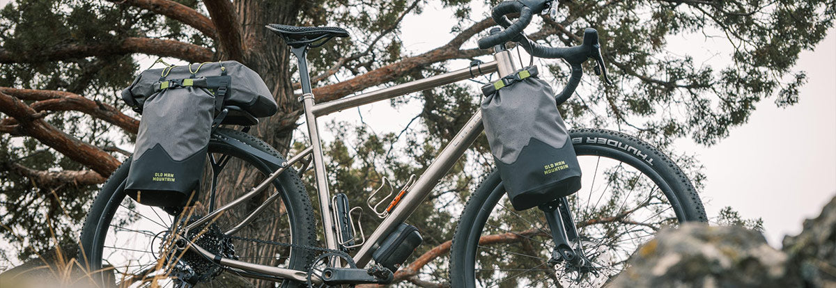 Gravel Bike mit Gepäcktaschen an der Gabel und dem Gepäckträger