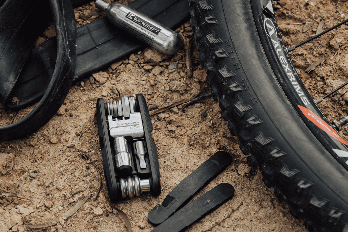 Multitool für das Fahrrad mit Reifen und Reifenwerkzeug