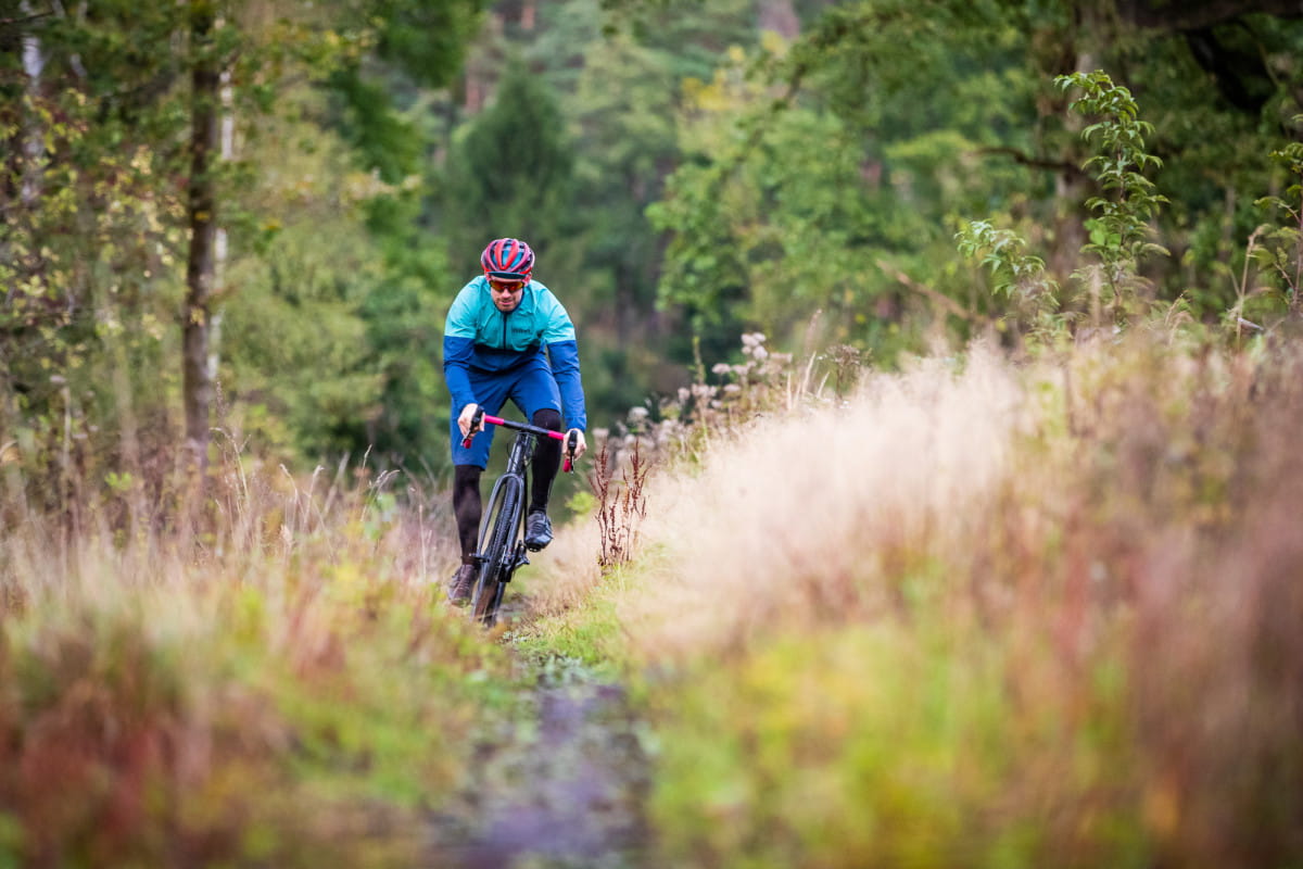 Gravel Biker mit dem passenden Zubehör auf Tour