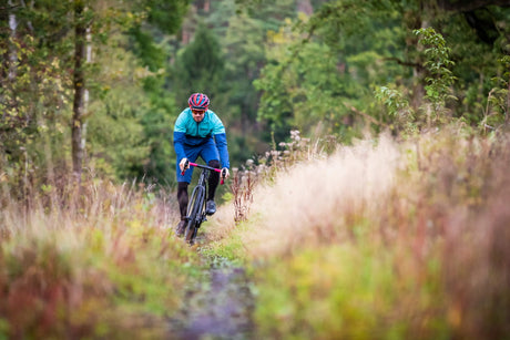 Gravel Biker mit dem passenden Zubehör auf Tour