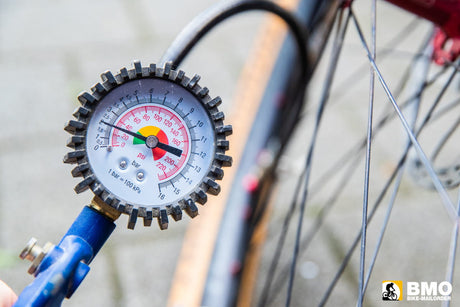 Manometer zeigt den Reifendruck des Fahrrad Reifens