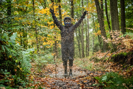 Radfahrer im Wald im Matsch