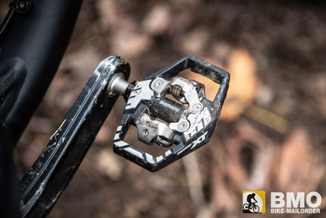 Shimano XT Deore Pedal, montiert mit Kurbelarm