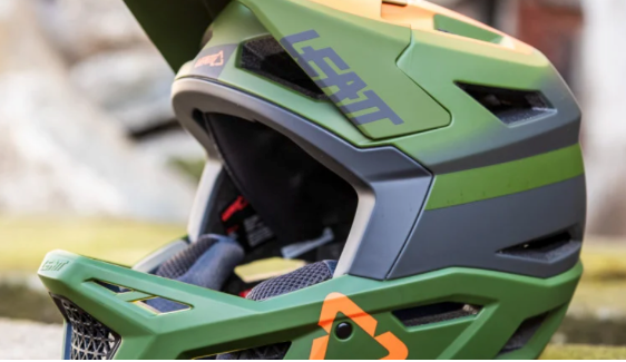 Tst Helm Leatt dbx Fullface Helm von der Seite