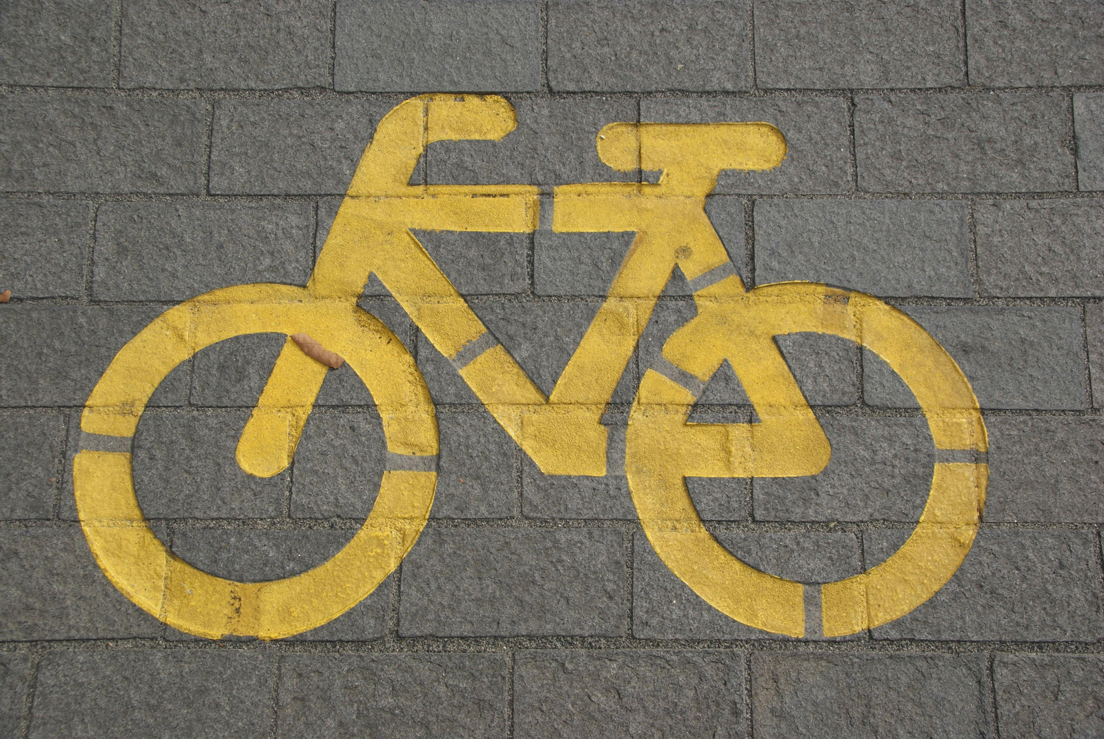 Fahrrad Emblem auf der Straße als Titelbild für Fahrradzubehör Guide 2026