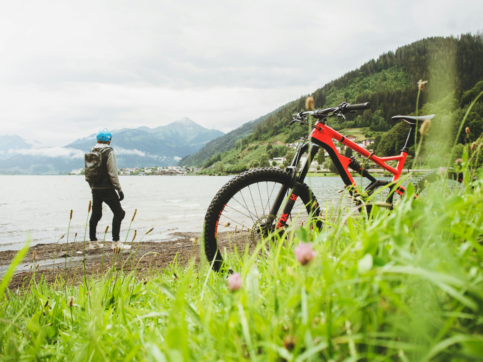 Radfahrer am See, bewölkt, daher mit Sommer-Fahrradjacke