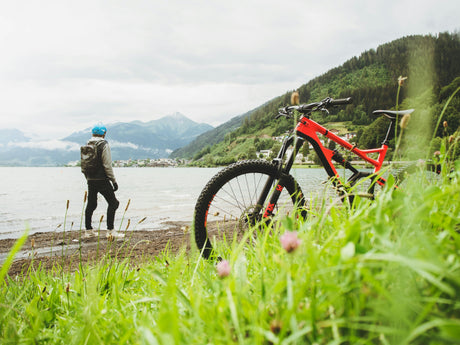 Radfahrer am See, bewölkt, daher mit Sommer-Fahrradjacke