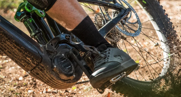 der Leatt DBX MTB Schuh in Aktion, auf dem E-MTB
