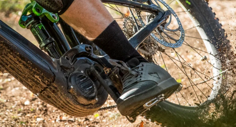 der Leatt DBX MTB Schuh in Aktion, auf dem E-MTB