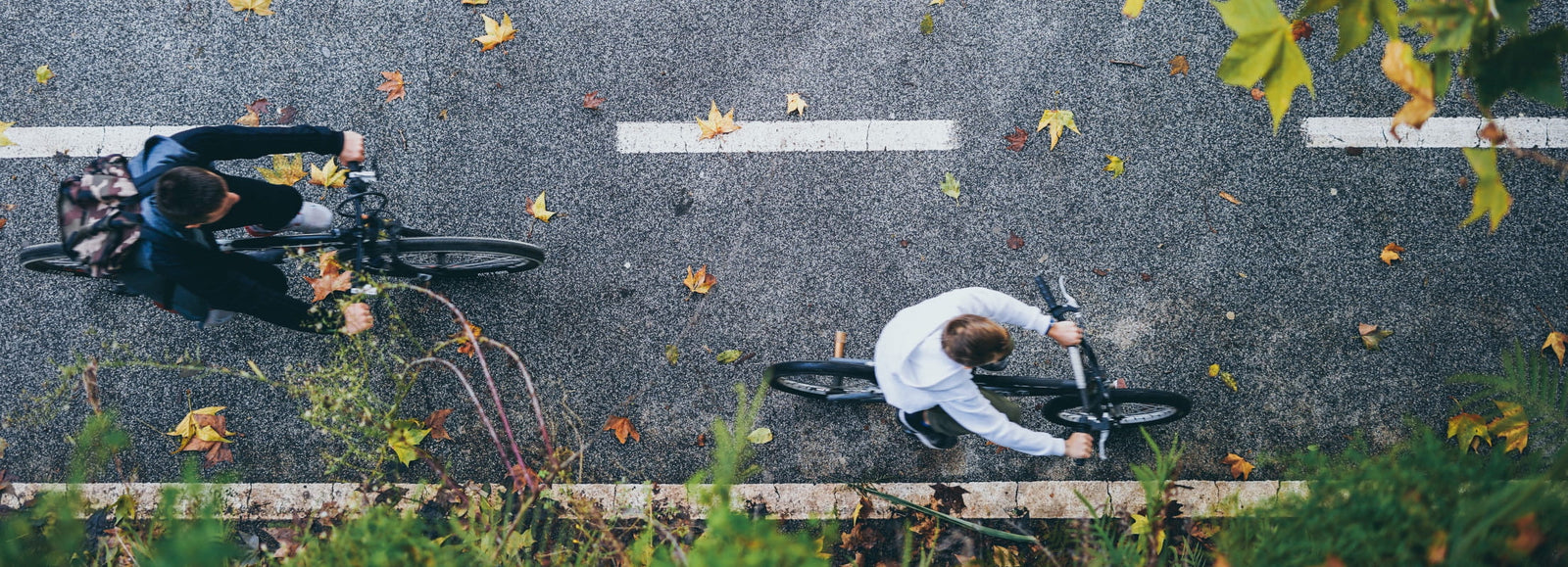 Radfahrer auf dem Weg zur Arbeit aus der Vogelperspektive