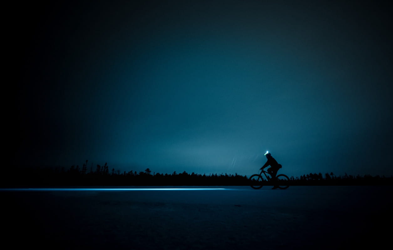 Ultracycling mitten in der Nacht mit Stirnlampe