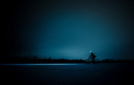 Ultracycling mitten in der Nacht mit Stirnlampe