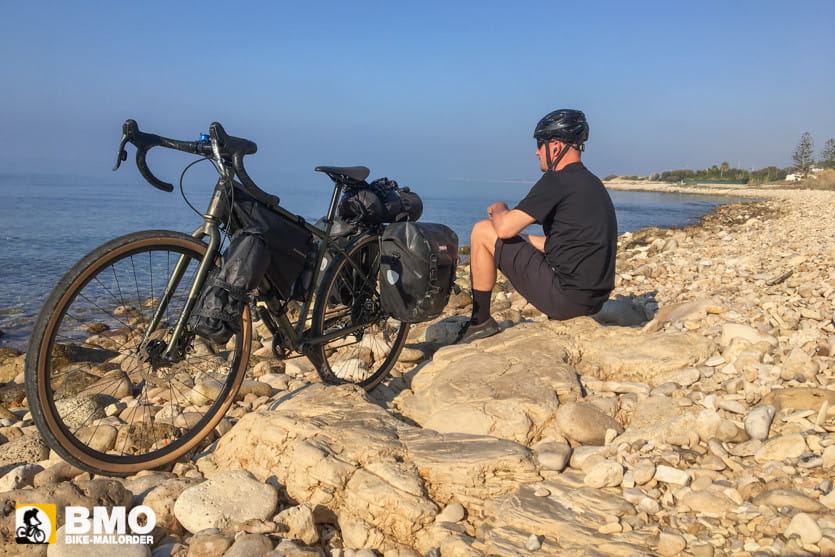 Radfahrer und Gravel Bike am Meer in Italien