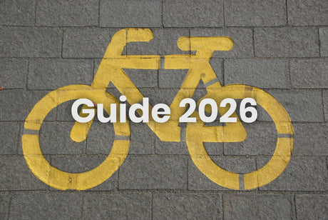 Fahrradsymbol auf Pflaster mit Guide 2026 Schriftzug