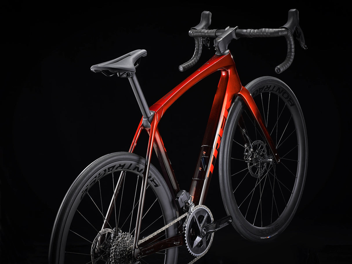 Domane SLR 6 eTap Gen 4 Metallic Red Smoke to Red Carbon Smoke