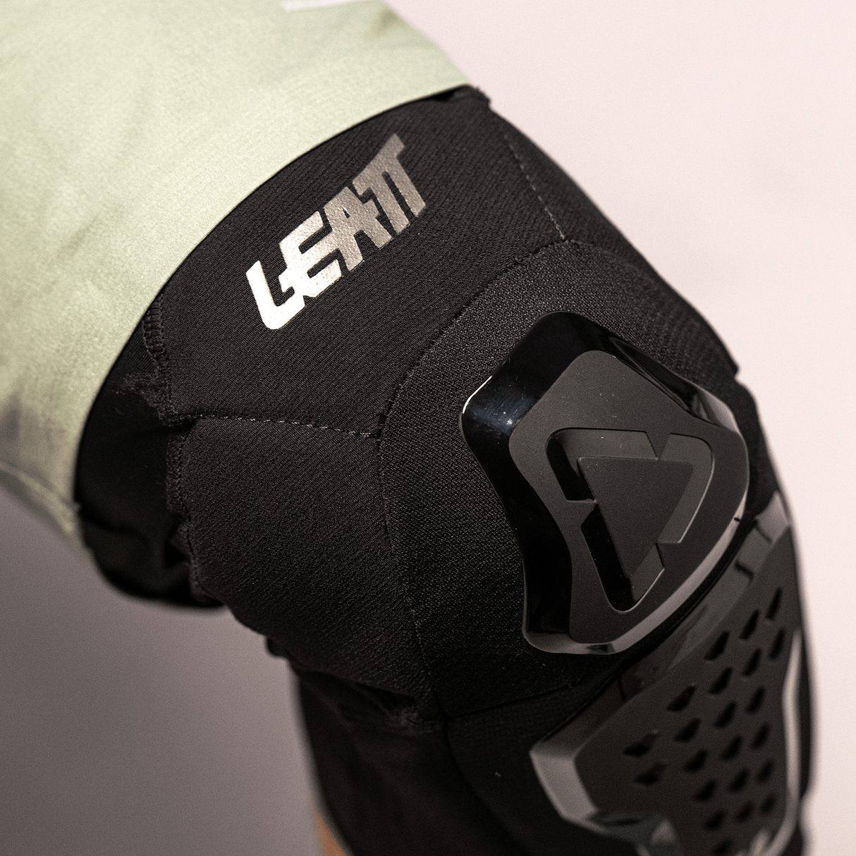 Knee Guard 6.0 Evo EXT - Black