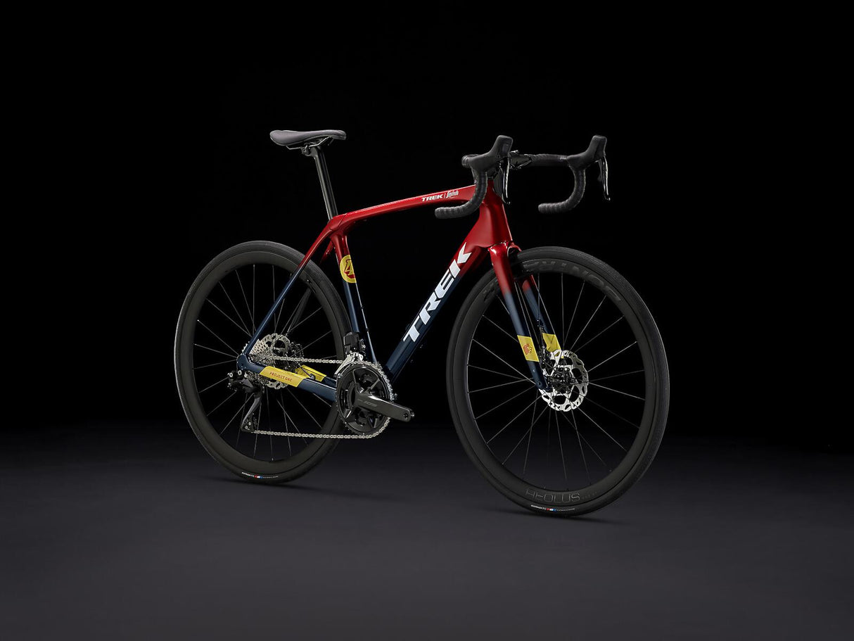 Domane SLR 6 Gen 4 Metallic Red Smoke to Blue Smoke Fade