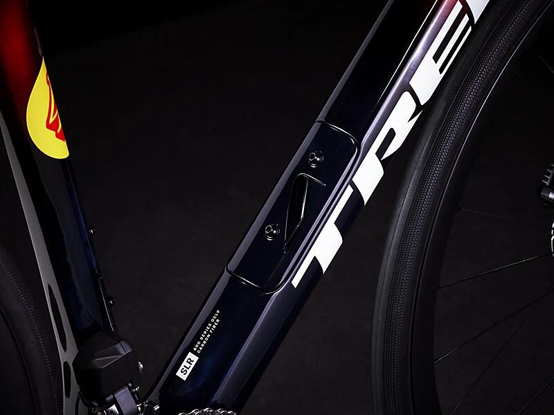Domane SLR 6 Gen 4 Metallic Red Smoke to Blue Smoke Fade