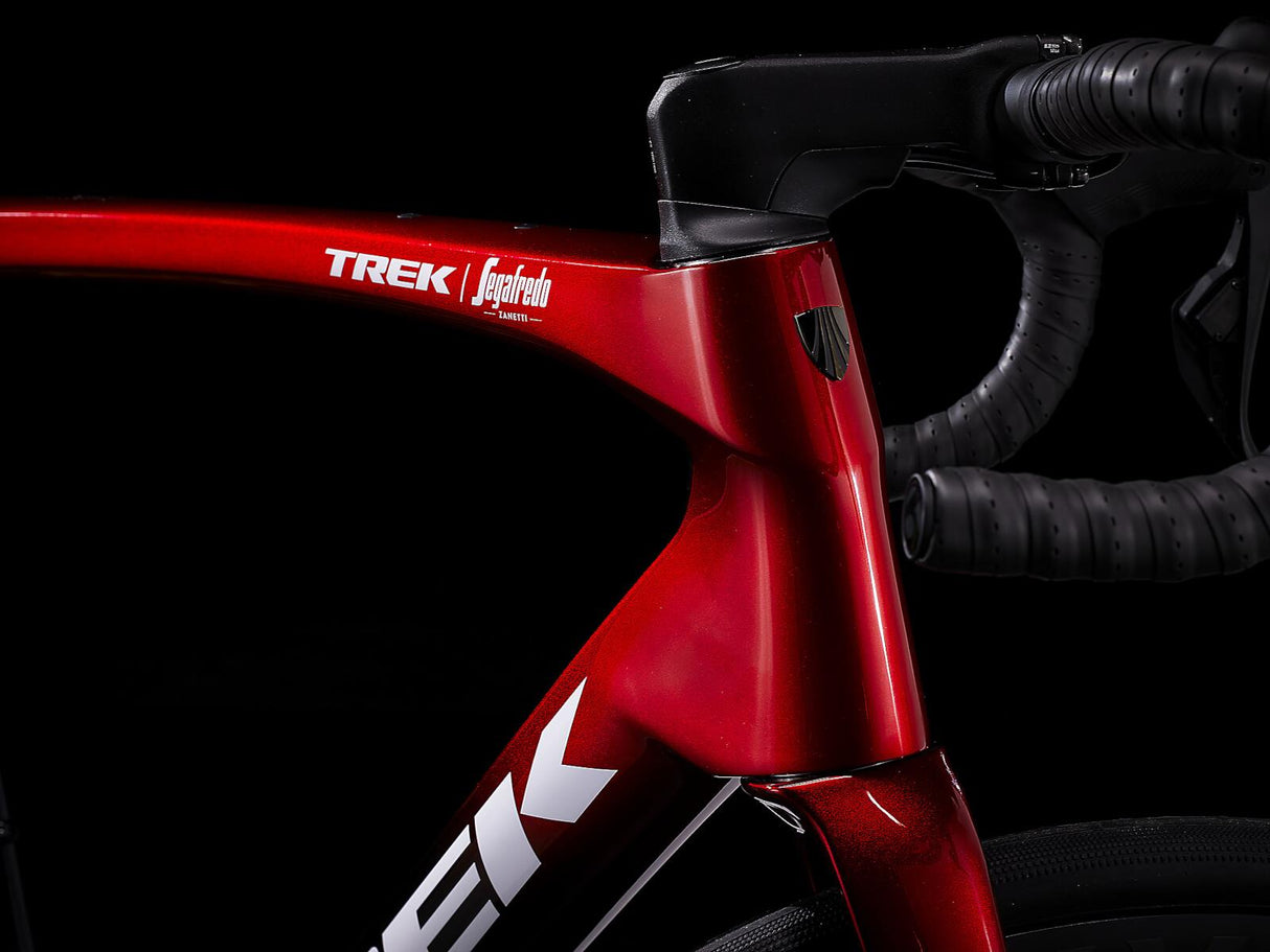Domane SLR 6 Gen 4 Metallic Red Smoke to Blue Smoke Fade