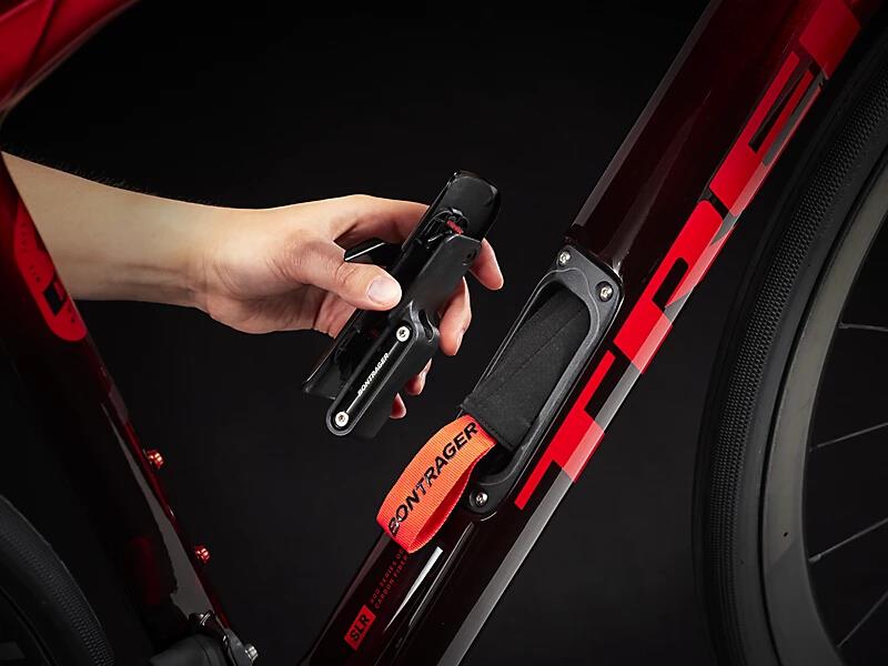 Domane SLR 9 eTap Gen 4 Metallic Red Smoke to Red Carbon Smoke