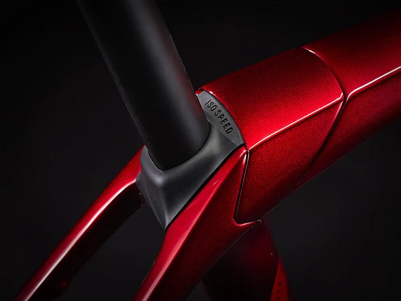 Domane SLR 9 eTap Gen 4 Metallic Red Smoke to Red Carbon Smoke