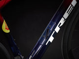 Domane SLR 9 eTap Gen 4 Team Replica:Metallic Red Smoke to Blue Smoke Fade