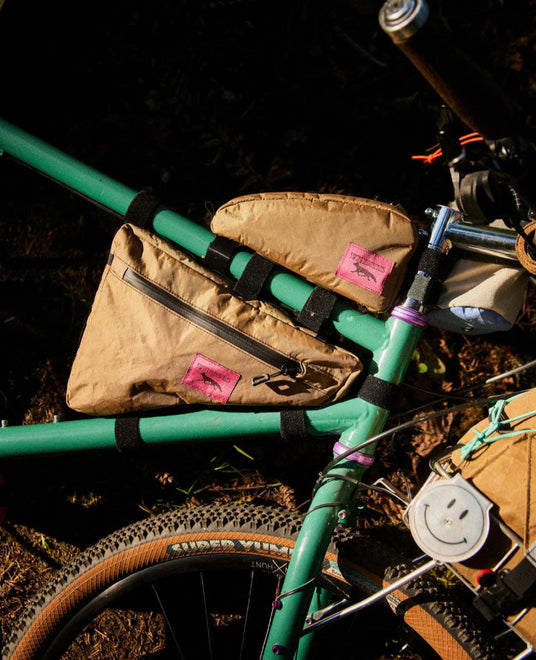 Mountainbike liegt auf dem Boden mit Bikepacking Taschen