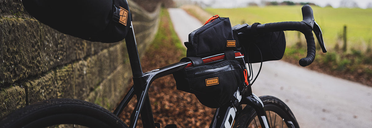 Fahrrad mit Bikepacking Taschen