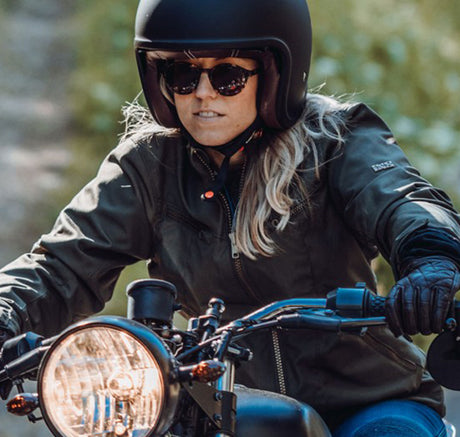 Motorradfahrerin mit Jethelm