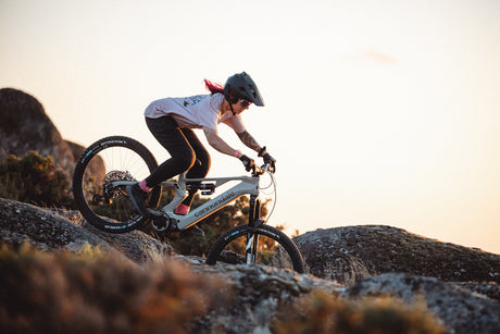 Fahrradfahrerin auf E-MTB