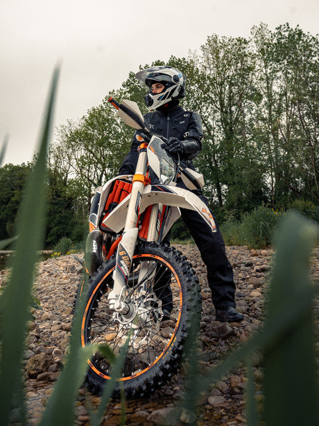 Motorradfahrerin mit iXS-Bekleidung